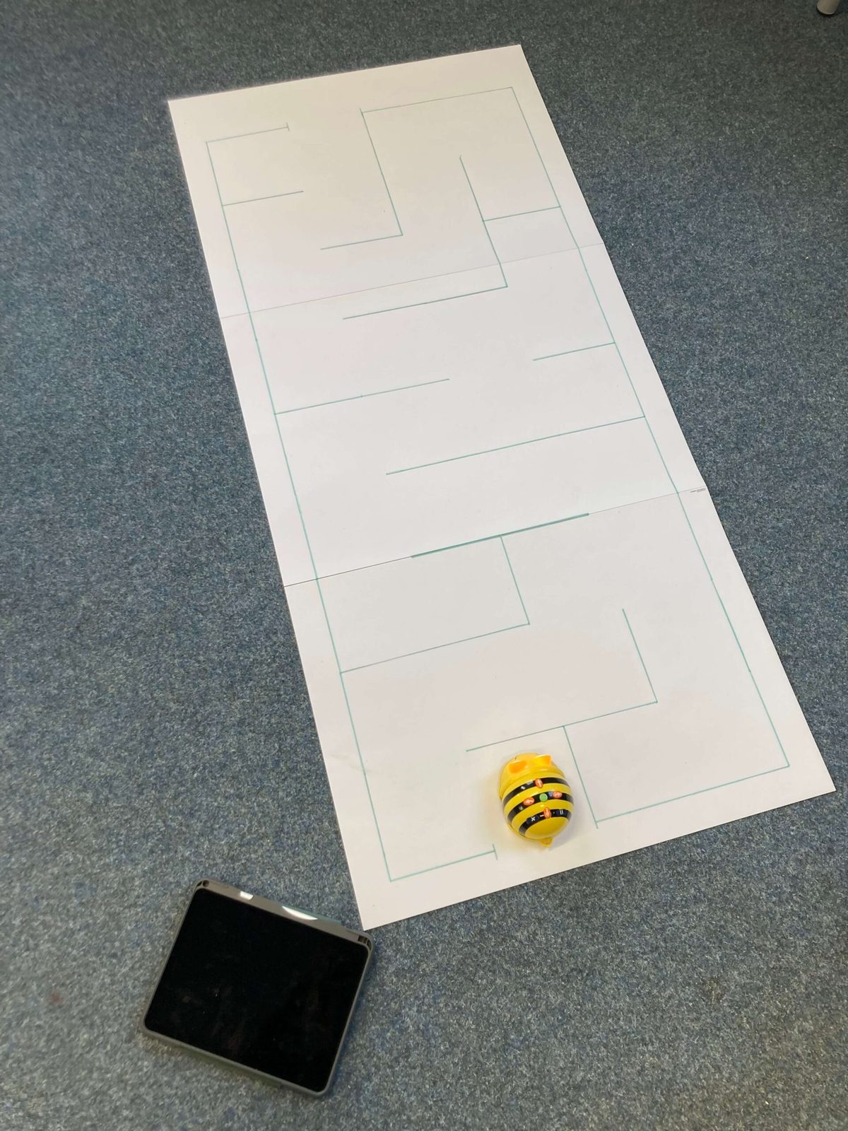 zusehen sind drei Plakate, die an der urzen Seite, aneinander befestigt sind auf denen ein Labyrinth aufgezeichnet ist. Es gibt oben und unten eine Öffnung.