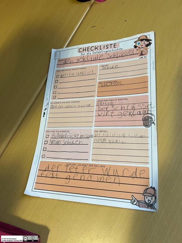 Auf einem Tisch liegt ein ausgefülltes Arbeitsblatt mit dem Titel „Checkliste für die Detektivgeschichte“. Das Blatt ist farbig gestaltet und in mehrere beschriftete Felder unterteilt, zum Beispiel für Überschrift, Hauptfiguren, Tatort, Verbrechen, Hinweise, Rätsel und Schluss. In den Feldern stehen handschriftliche Einträge eines Kindes, unter anderem zur Geschichte „Der geklaute Schlüssel“, die in einer Schule spielt. Kleine Detektiv-Illustrationen schmücken das Arbeitsblatt.