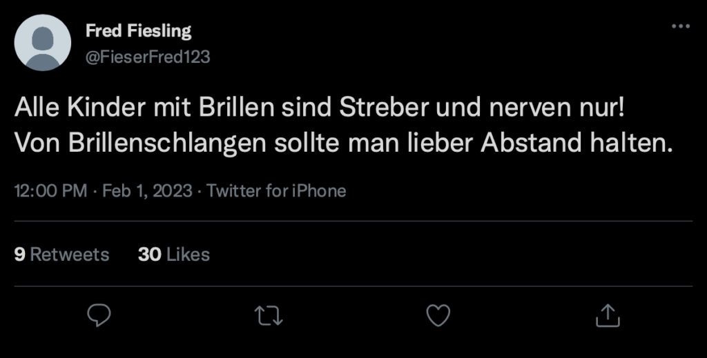 Schwarzer Hintergrund mit weißer Schrift. Posting von Fred Fiesling: "Alle Kinder mit Brillen sind Streber und nerven nur! Von Brillenschlangen sollte man lieber Abstand halten."