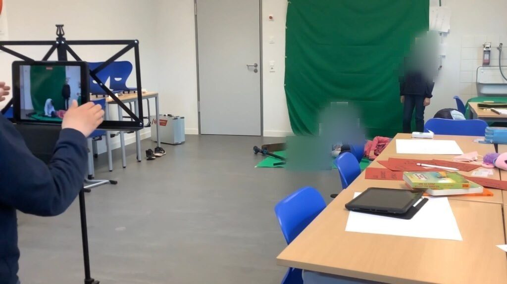 der Greenscreen wird aufgebaut, ein iPad steht davor auf einem Notenständer