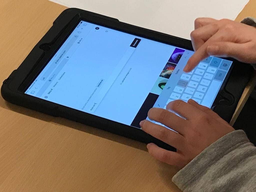 Schülergruppe bei der Stationsarbeit mit Tablet.