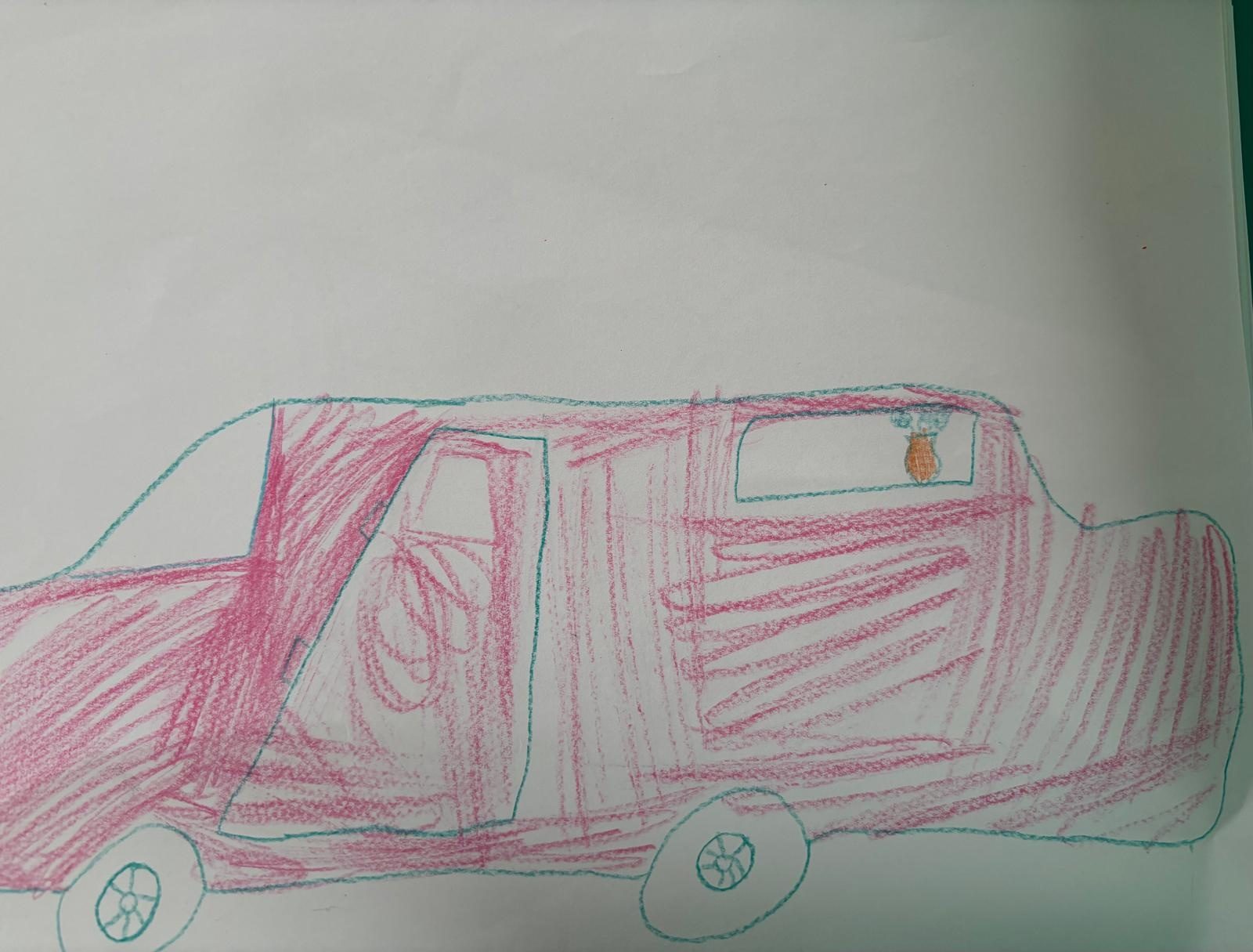 ein Kind hat mit Buntstiften ein selbstfahrendes Auto gemalt
