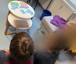 Abbildung 3: Kinder während der Stationsarbeit (eigenes Foto)