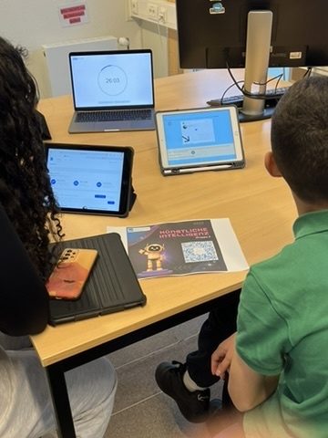 Das Bild zeigt die Nutzung der iPads mit der Schritt-für-Schritt-Anleitung