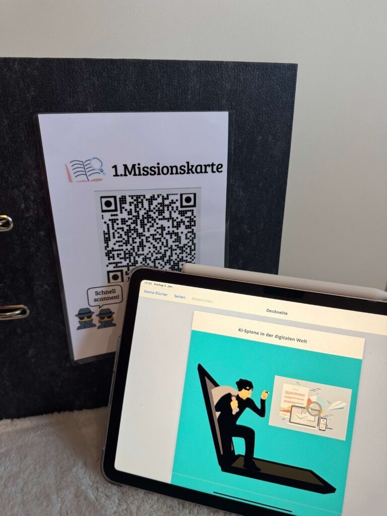 Neben den schwarzen Ordner mit dem QR-Code als Missionskarte liegt ein iPad mit dem geöffneten Book Creator auf dem Tisch. Das Titelbild des Book Creators ist das Bild mit dem Spion, der aus einem Laptop steigt.
