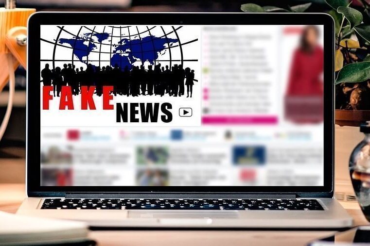 Dekoration: Laptop mit Fakenews auf dem Bildschirm