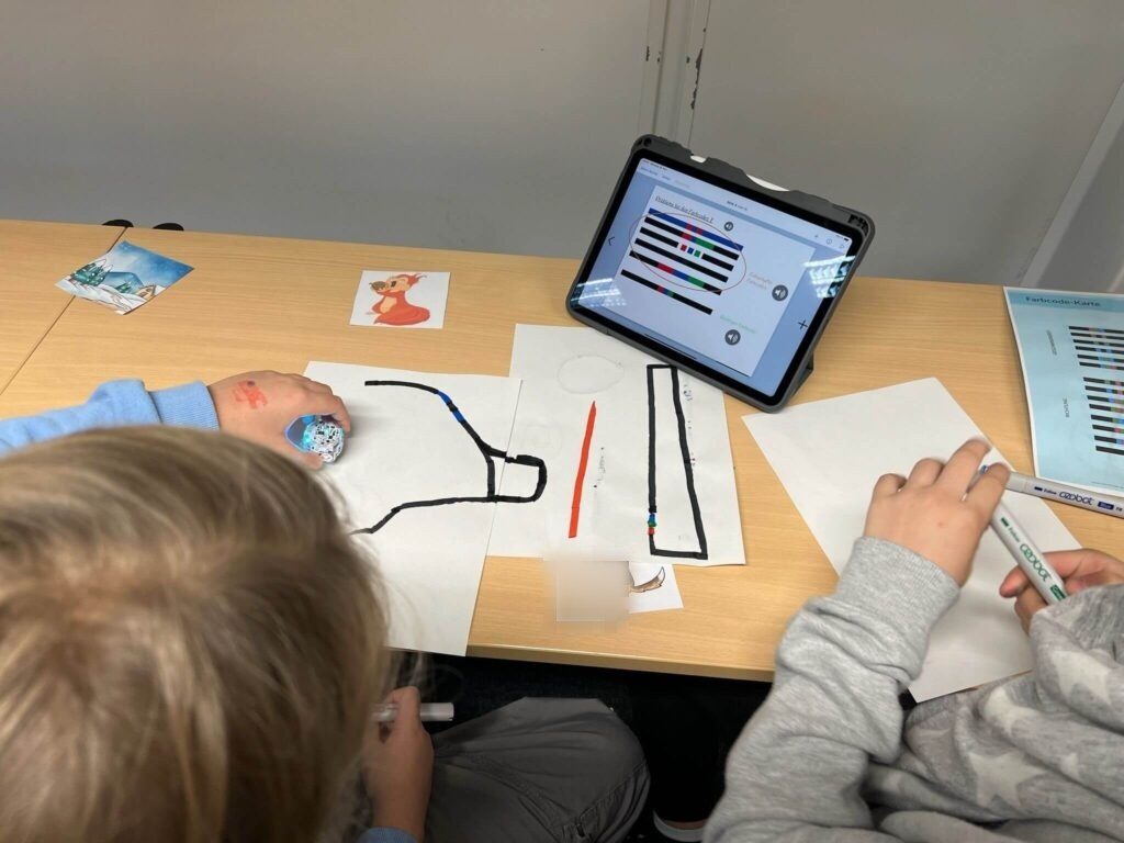 Die Schüler:innen probieren die verschiedenen Farbcodes des Ozobots aus und befassen sich mit den Fehlern, die dabei passieren können.
