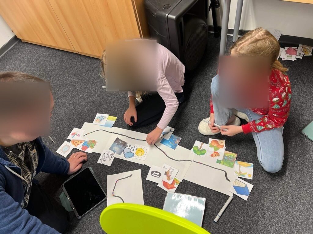 Die Schülerinnen lassen den Ozobot die von ihnen vorgezeichnete Strecke fahren.