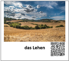 Ein Bild eines Feldes ist mit den Worten "das Lehen" beschriftet. Daneben befindet sich ein QR-Code, welcher zur auditiven Darstellung des Begriffes führt.
