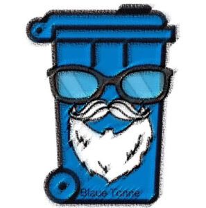 Das Bild zeigt eine blaue Mülltonne. Sie ist mit einem weißen Bart und einer Sonnenbrille verziert.