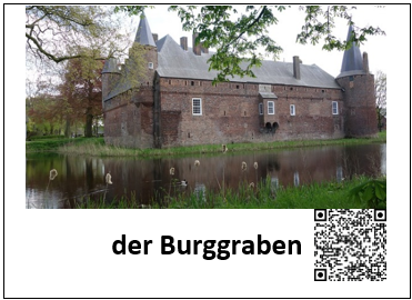 Ein Bild eines Burggrabens ist mit den Worten "der Burggraben" beschriftet. Daneben befindet sich ein QR-Code, welcher zur auditiven Darstellung des Begriffes führt.