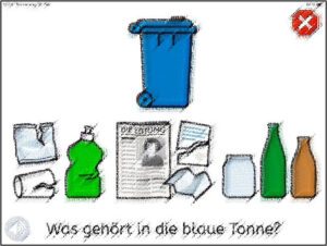 Das Bild zeigt unten die Frage "Was gehört in die blaue Tonne?". Links daneben ist ein Lautsprecher zu sehen. Als Antwortmöglichkeiten sind drei Bilder mit unterschiedlichen Materialien abgebildet. Links Plastikmüll, in der Mitte Papiermüll und rechts Glasmüll. In der oberen Hälfte ist eine blaue Mülltonne abgebildet.